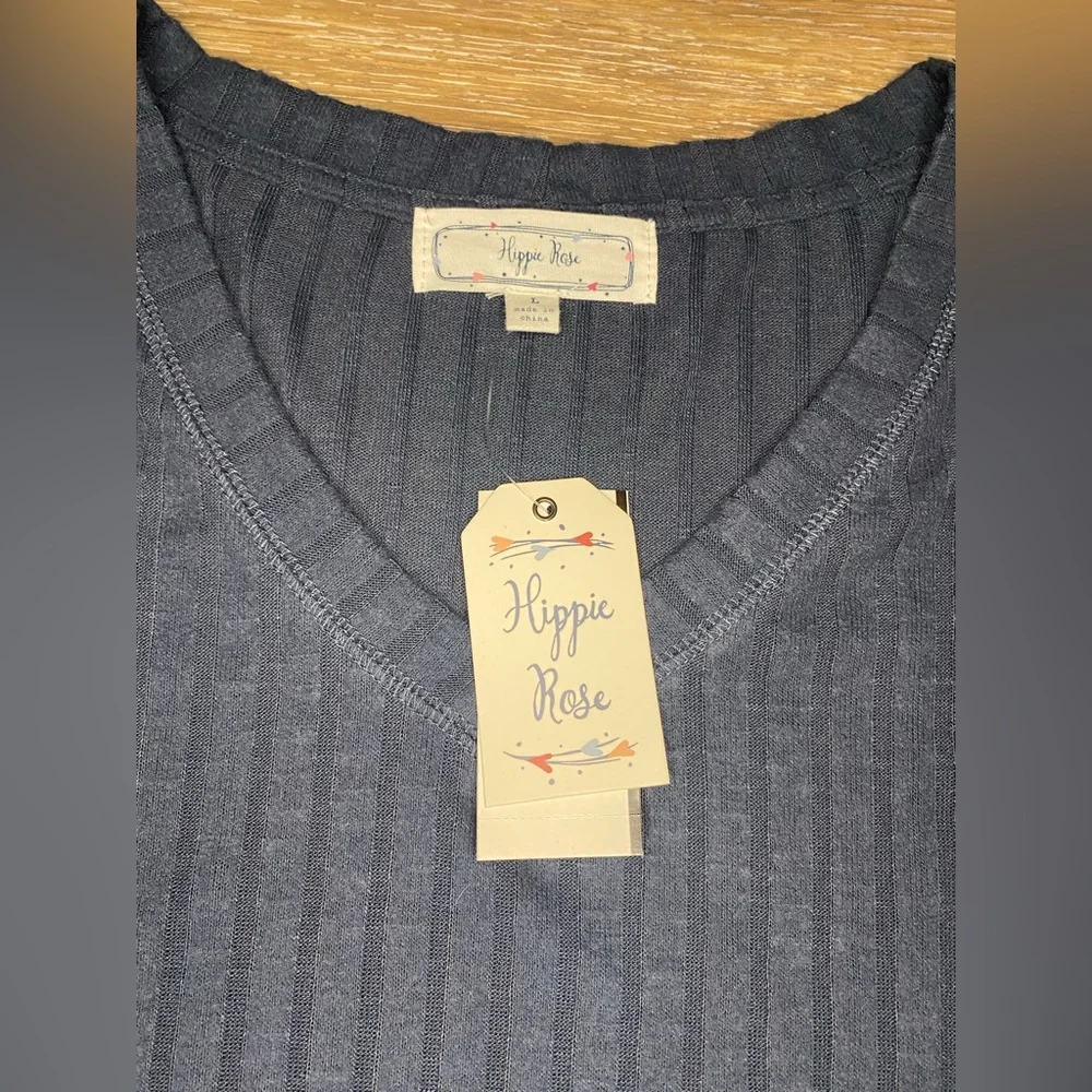 NWT HIPPIE ROSE LIGHTWEIGHT HIGH LOW V-NECK TOP SIZE LARGE IN BLUE - Picture 4 of 4